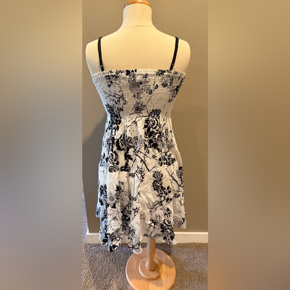 Black and white floral cotton tiered smocked lined sun dress like new - Picture 3 of 4
